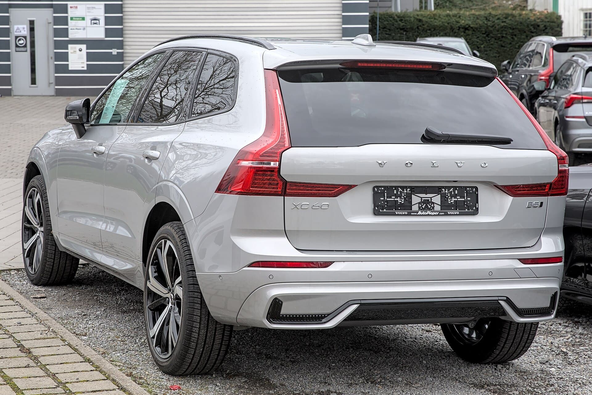 SUV parked, inspection context